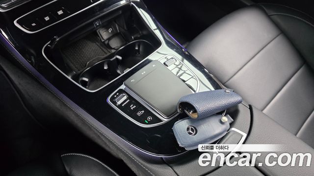 Mercedes-Benz E-Class 2023 — photo 24