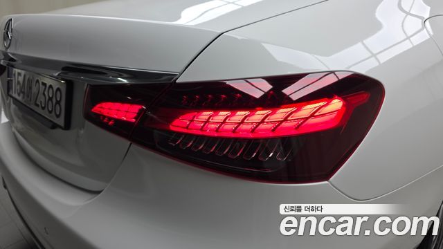 Mercedes-Benz E-Class 2023 — photo 9
