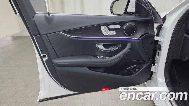 Mercedes-Benz E-Class 2023 — photo 14