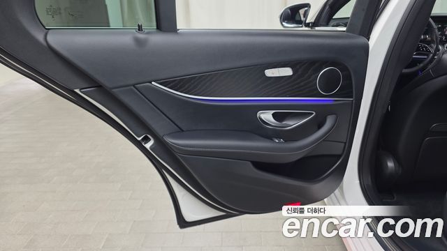 Mercedes-Benz E-Class 2023 — photo 15