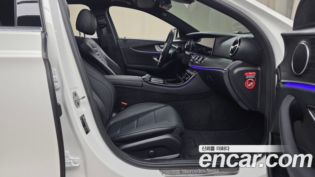 Mercedes-Benz E-Class 2023 — photo 16