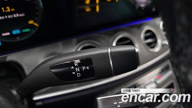 Mercedes-Benz E-Class 2022 — photo 12