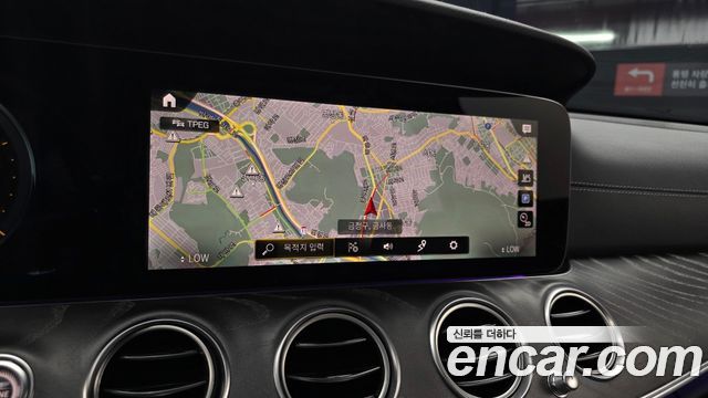 Mercedes-Benz E-Class 2022 — photo 19