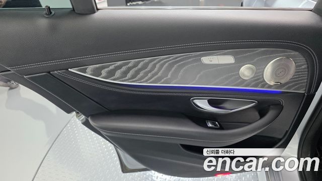 Mercedes-Benz E-Class 2022 — photo 15