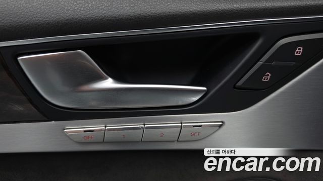 Audi A8 2015 — photo 18