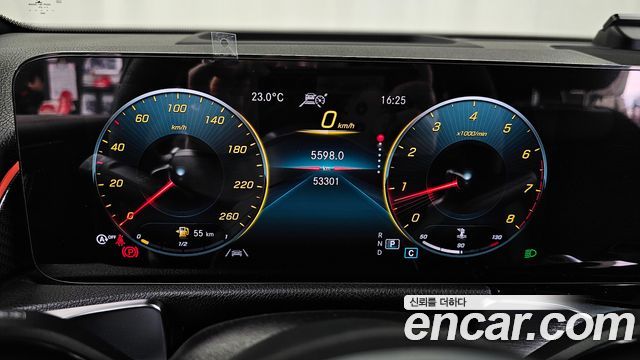 Mercedes-Benz GLB-Class 2021 — photo 11