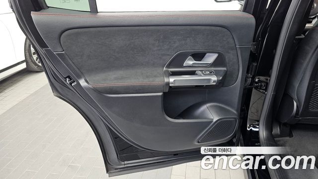 Mercedes-Benz GLB-Class 2021 — photo 15