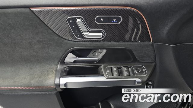 Mercedes-Benz GLB-Class 2021 — photo 29