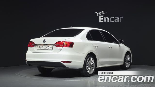 Volkswagen Jetta 2013 — photo 2