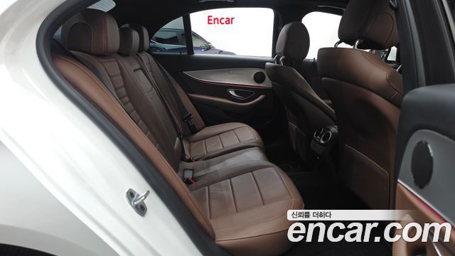 Mercedes-Benz E-Class 2019 — photo 17