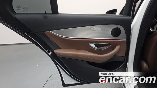 Mercedes-Benz E-Class 2019 — photo 15