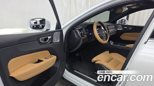 Volvo XC60 2025 — photo 13