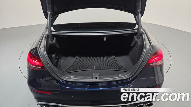 Mercedes-Benz E-Class 2022 — photo 16