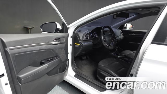 Hyundai AVANTE 2019 — photo 13