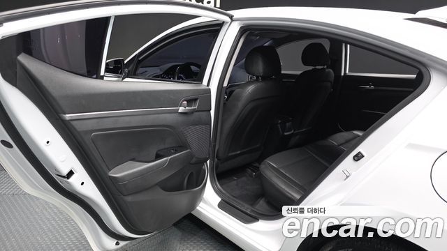 Hyundai AVANTE 2019 — photo 16