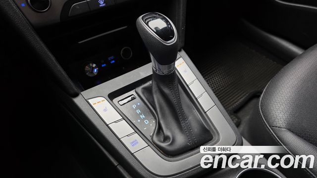 Hyundai AVANTE 2018 — photo 12