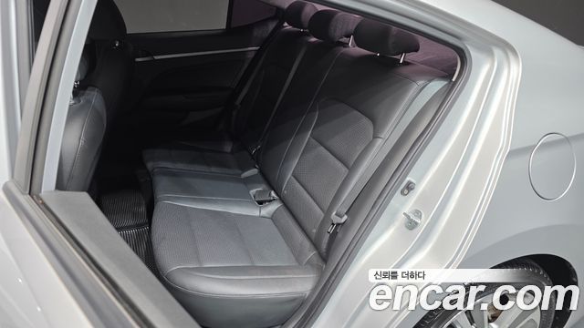 Hyundai AVANTE 2018 — photo 16