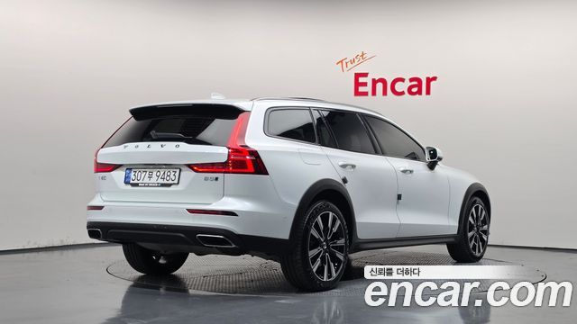 Volvo V60 2022 — photo 2