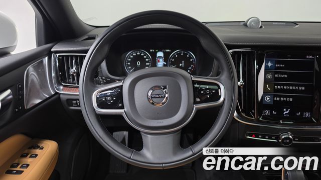 Volvo V60 2022 — photo 18