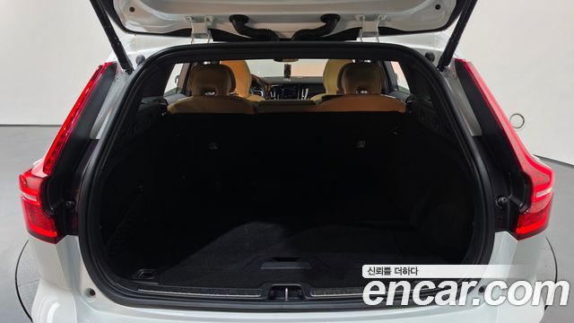 Volvo V60 2022 — photo 25