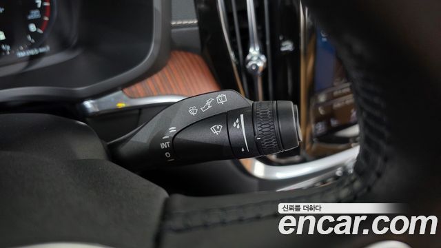 Volvo V60 2022 — photo 28