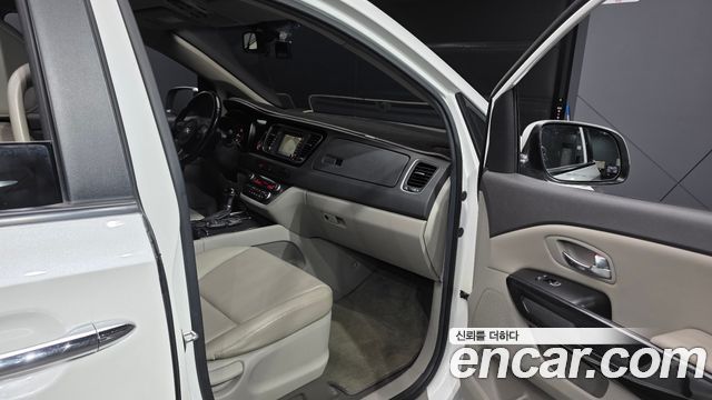 Kia Canival 2015 — photo 11