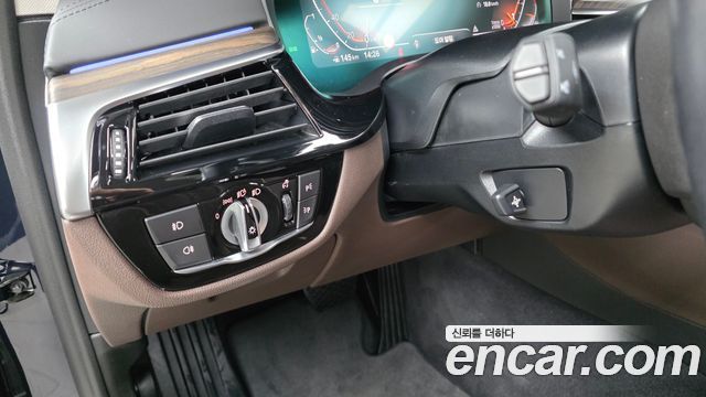 BMW 5-Series 2020 — photo 26