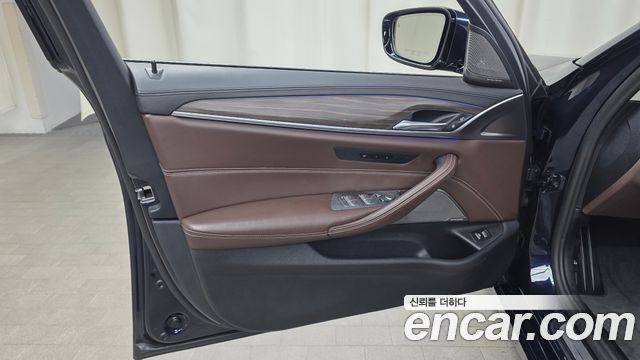 BMW 5-Series 2020 — photo 14