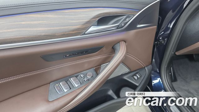 BMW 5-Series 2020 — photo 28