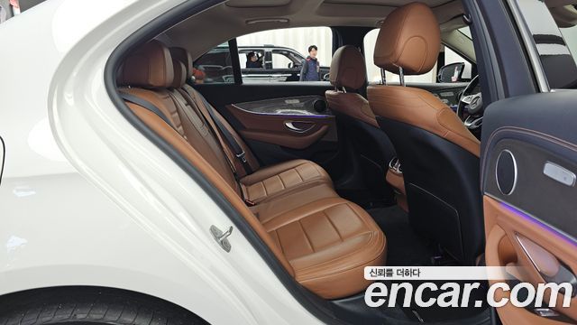 Mercedes-Benz E-Class 2017 — photo 12