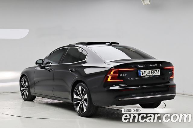 Volvo S60 2023 — photo 2