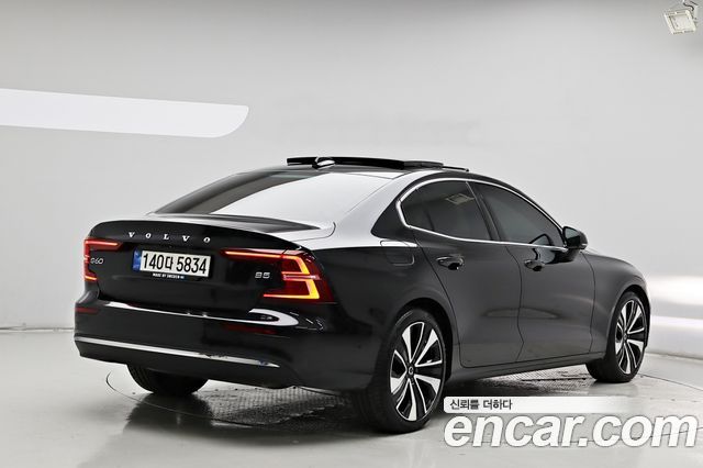 Volvo S60 2023 — photo 4