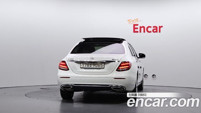 Mercedes-Benz E-Class 2019 — photo 4