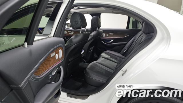 Mercedes-Benz E-Class 2019 — photo 17