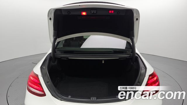 Mercedes-Benz E-Class 2019 — photo 22