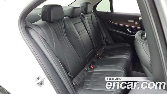 Mercedes-Benz E-Class 2019 — photo 24