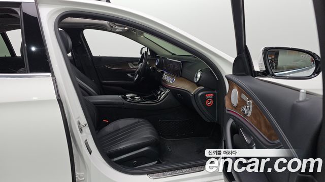 Mercedes-Benz E-Class 2019 — photo 25