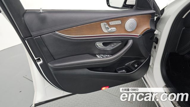 Mercedes-Benz E-Class 2019 — photo 14