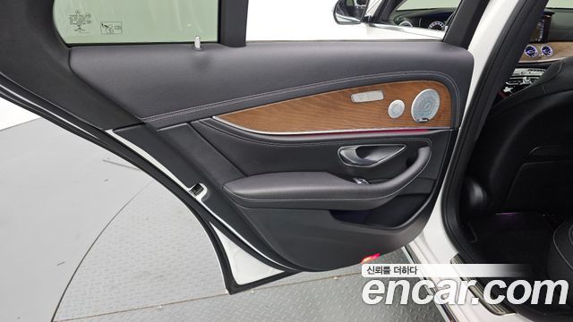 Mercedes-Benz E-Class 2019 — photo 15