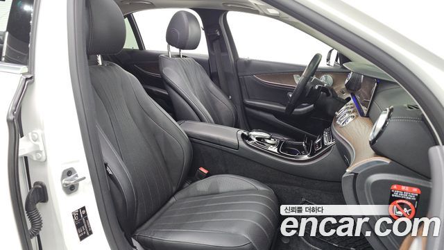 Mercedes-Benz E-Class 2019 — photo 16