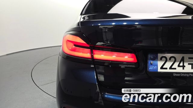 BMW 5-Series 2023 — photo 9