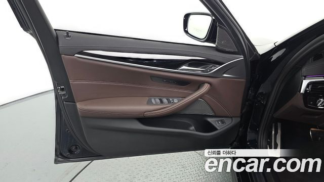 BMW 5-Series 2023 — photo 14