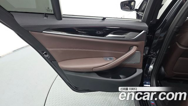 BMW 5-Series 2023 — photo 15