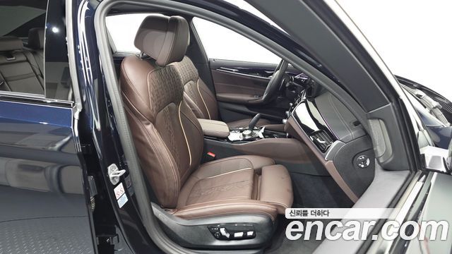BMW 5-Series 2023 — photo 16