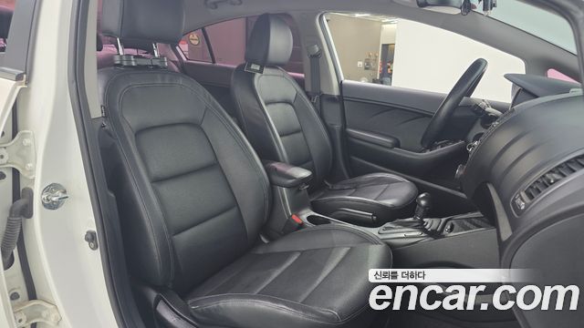 Kia K3 2015 — photo 18