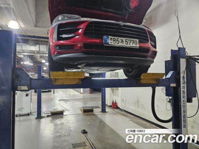 Porsche Macan 2021 — photo 1