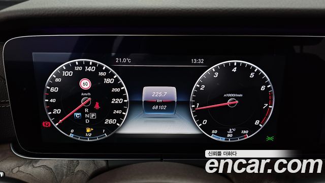 Mercedes-Benz E-Class 2017 — photo 11
