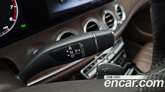 Mercedes-Benz E-Class 2017 — photo 12
