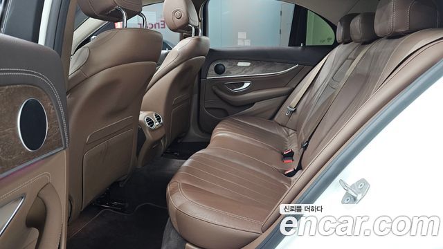 Mercedes-Benz E-Class 2017 — photo 18