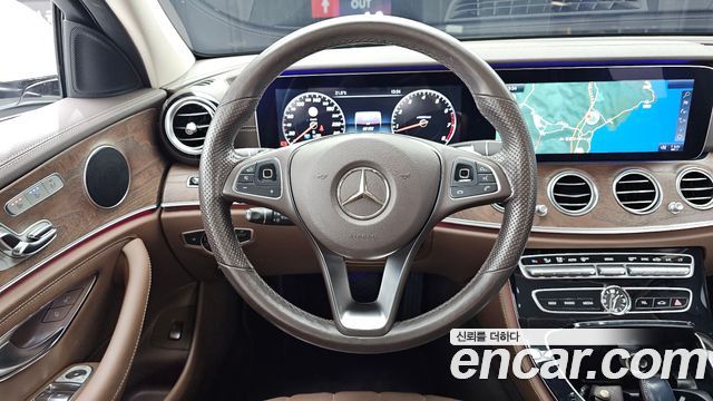 Mercedes-Benz E-Class 2017 — photo 19